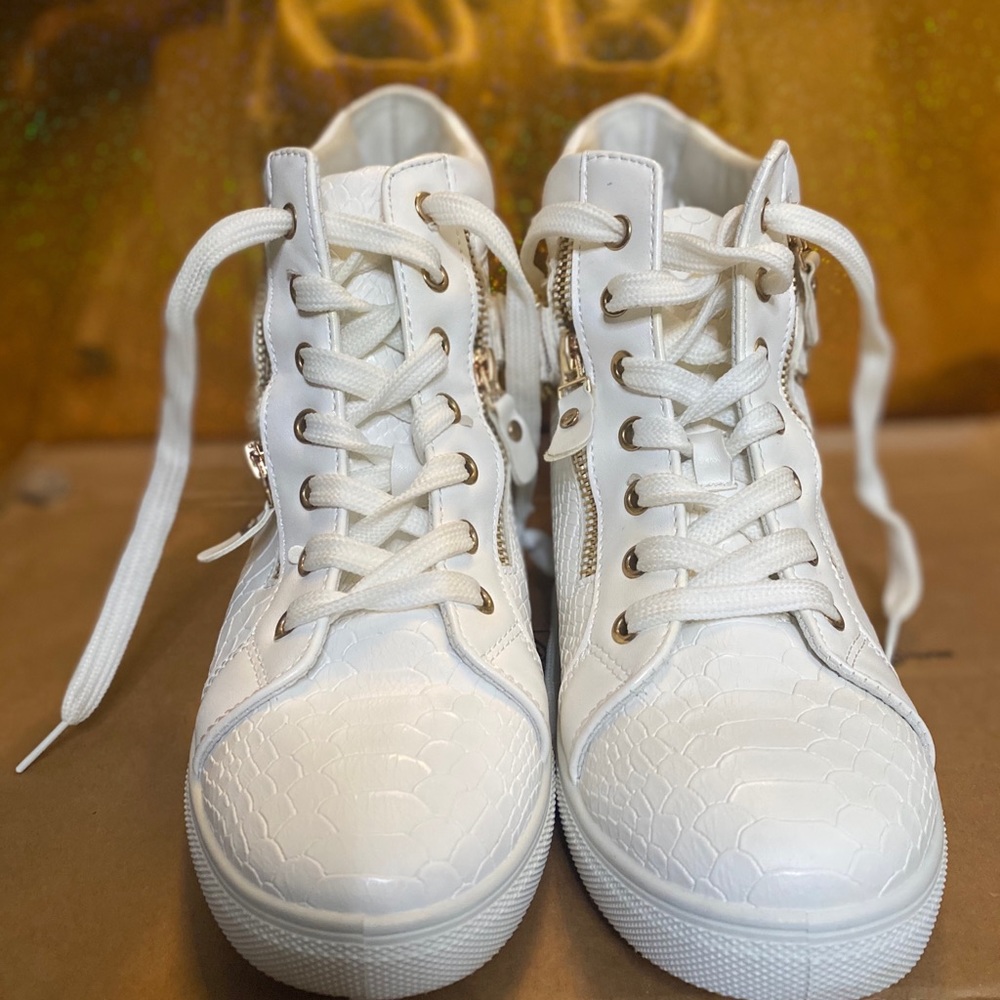 White sneakers with gold zipper/Chain